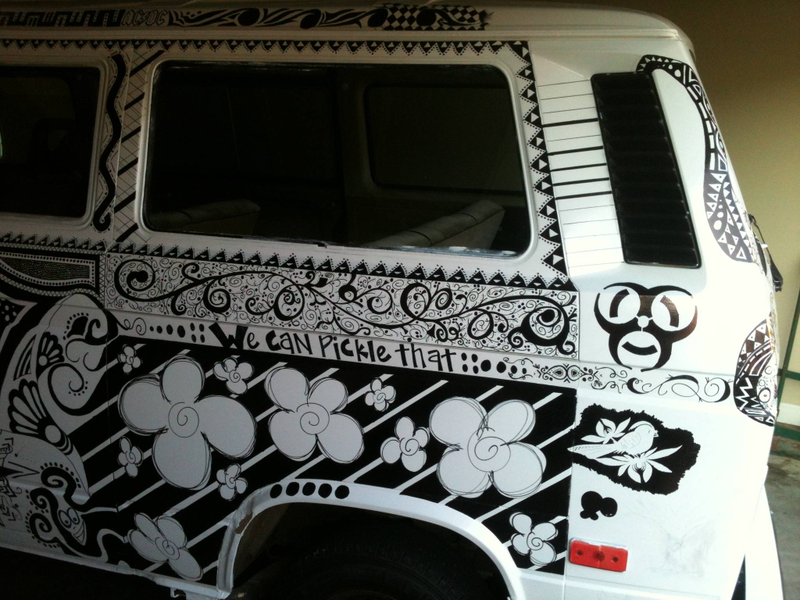 Illustration for article titled Guy invites strangers to get drunk and draw on his van,